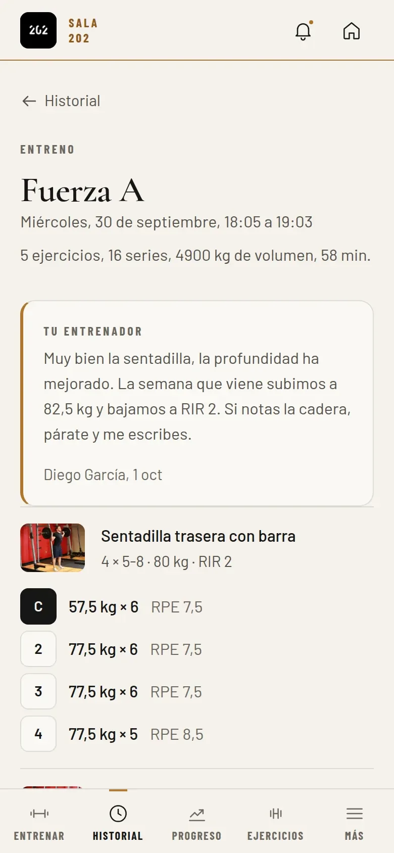 Un entreno terminado en Sala 202, con el comentario del entrenador encima y cada serie registrada con kilos, repeticiones y esfuerzo.
