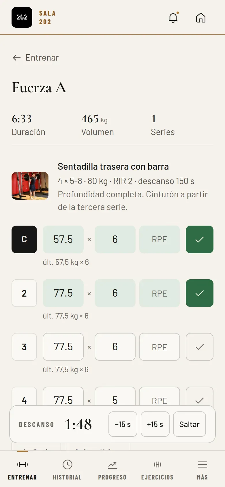 Sesión en vivo en Sala 202: cada serie con kilos y repeticiones de la última vez ya rellenados, las series hechas marcadas y el temporizador de descanso abajo.