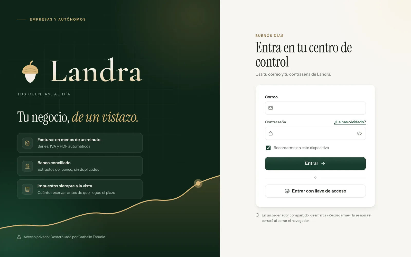 La pantalla de acceso de Landra en producción: a la izquierda, sobre verde oscuro, la bellota, el nombre, el lema y tres líneas de lo que hace; a la derecha, el formulario para entrar.
