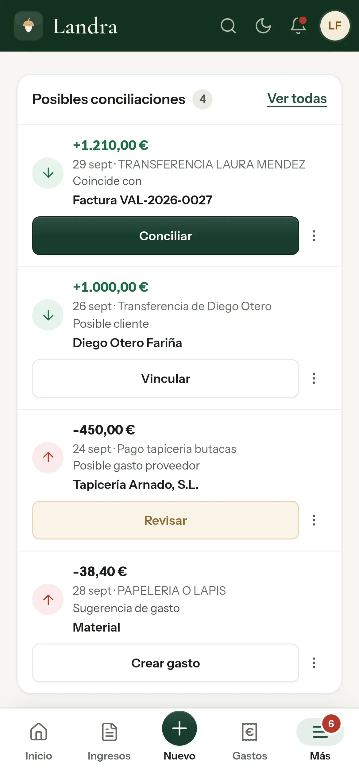 Las conciliaciones posibles en el móvil: una transferencia que coincide con una factura, otra de un posible cliente, un pago a un posible proveedor y una compra que puede ser un gasto, cada una con su botón para conciliar, vincular, revisar o crear el gasto.