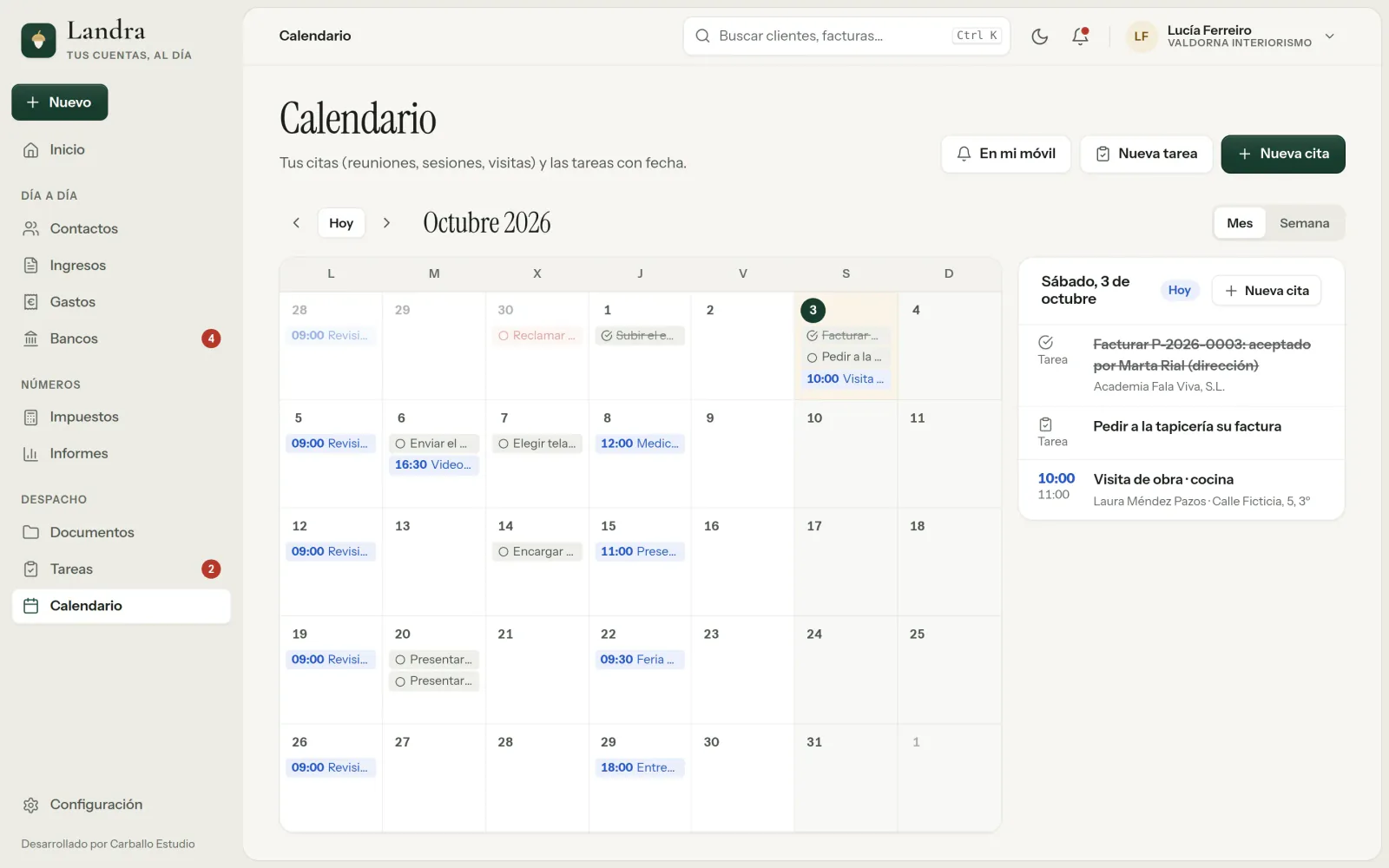 El calendario de Landra: octubre con las citas y las tareas de cada día y, a la derecha, lo de hoy: la tarea de facturar el presupuesto aceptado, ya hecha, otra pendiente y una visita de obra a las diez.