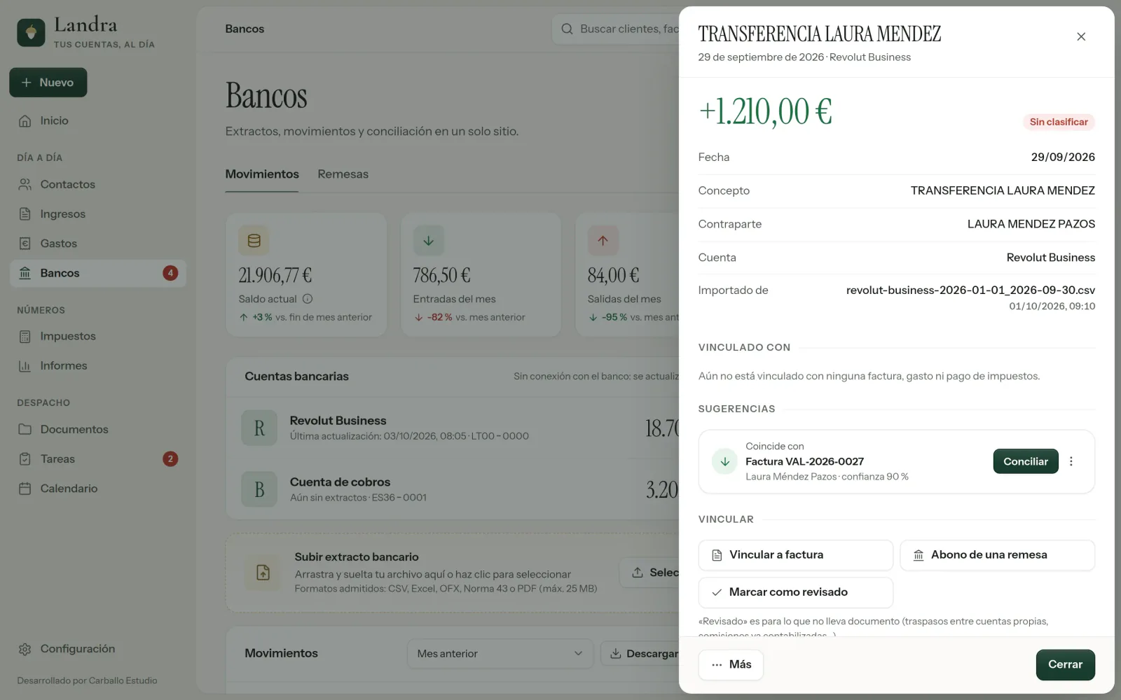 Un movimiento del banco abierto en Landra: una transferencia de 1.210 euros importada del extracto, la sugerencia «Coincide con factura» con su número, su clienta y una confianza del 90 %, y los botones para conciliarla, vincularla a otra factura o al abono de una remesa, o marcarla como revisada.