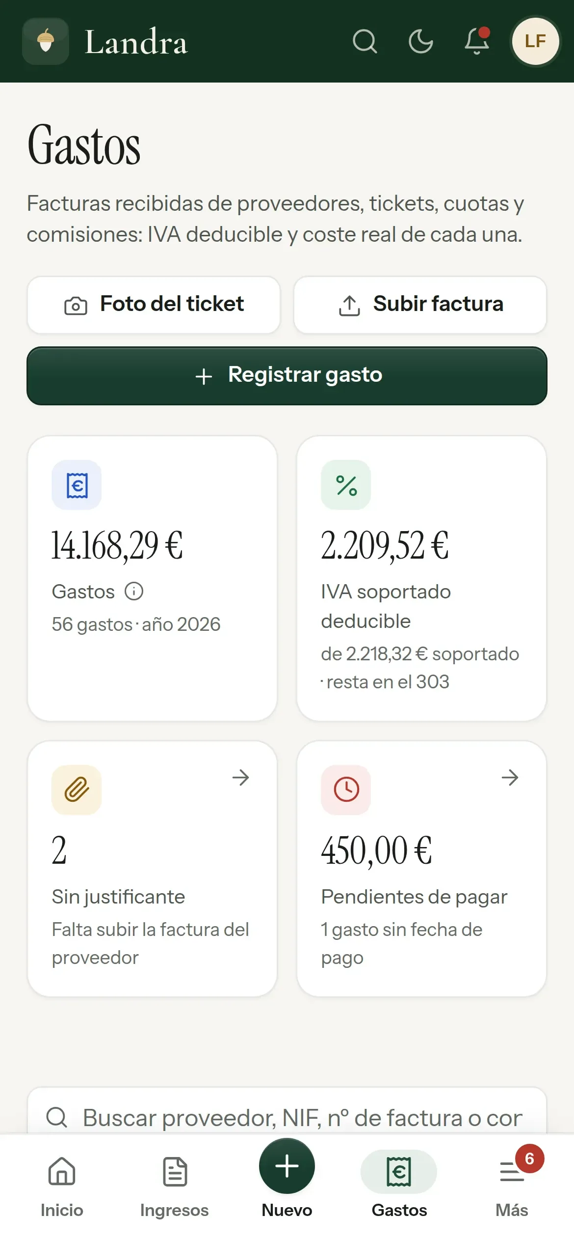Gastos en el móvil: los botones para hacer la foto del ticket, subir la factura o registrar un gasto, y el total del año, el IVA deducible, los gastos sin justificante y lo pendiente de pagar.