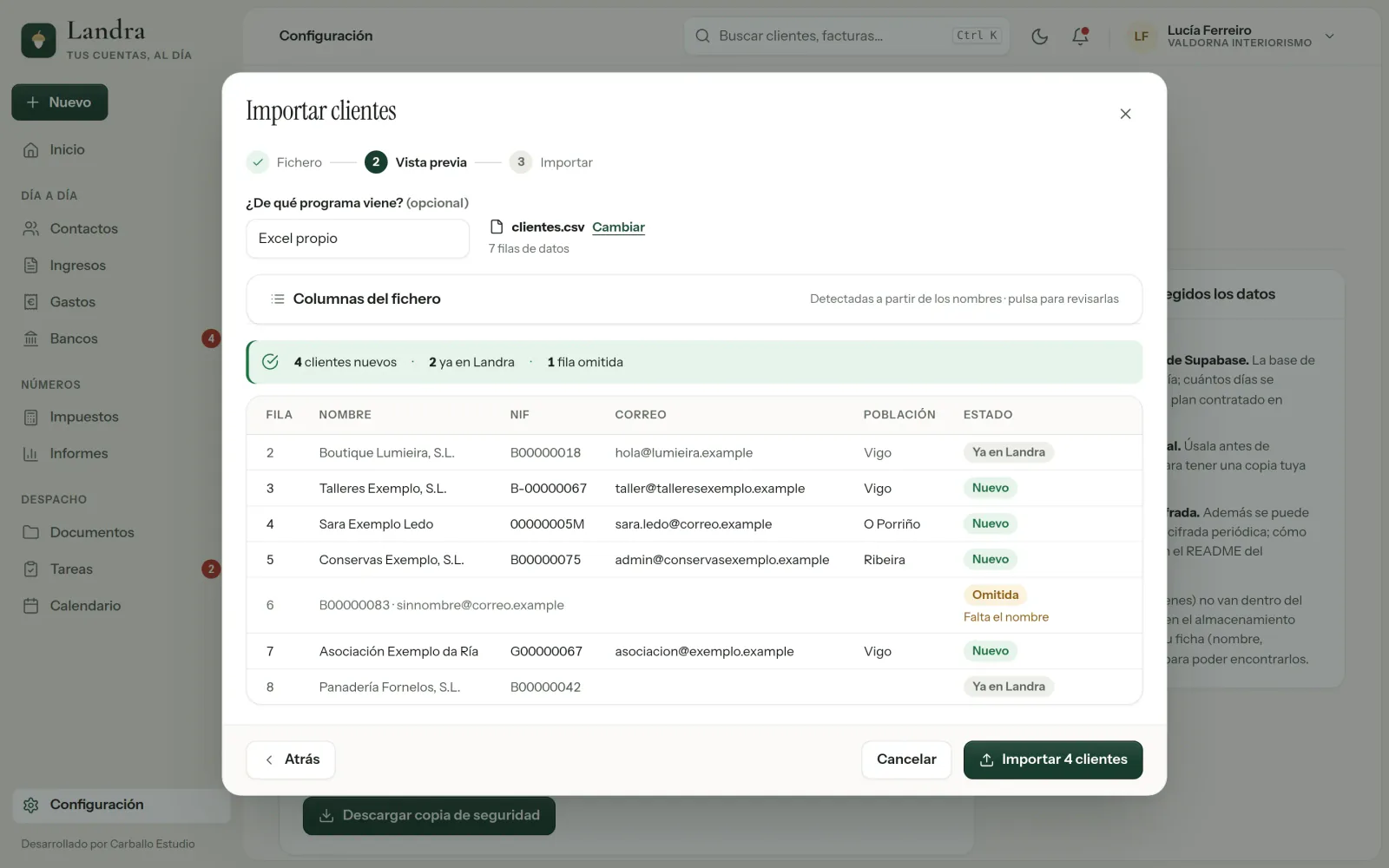El importador de Landra: un fichero de clientes de otro programa en vista previa, con las columnas reconocidas, lo que entra —cuatro clientes nuevos—, lo que ya estaba —dos— y la fila que no entra y por qué —le falta el nombre—, antes de importar nada.