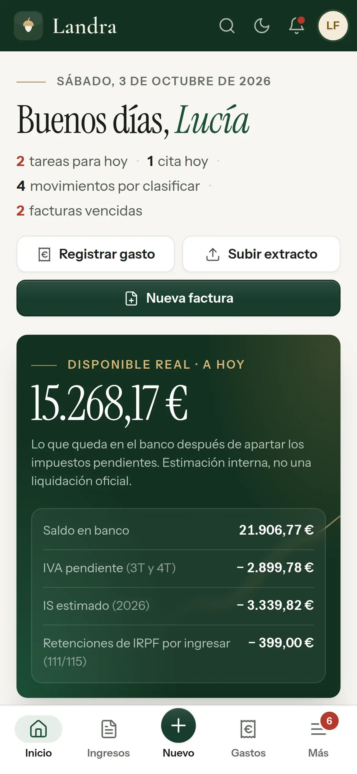 Inicio de Landra en el móvil: lo que hay hoy, los accesos para registrar un gasto, subir un extracto o hacer una factura, el disponible real con su desglose y, abajo, la barra con Inicio, Ingresos, el botón Nuevo, Gastos y Más.