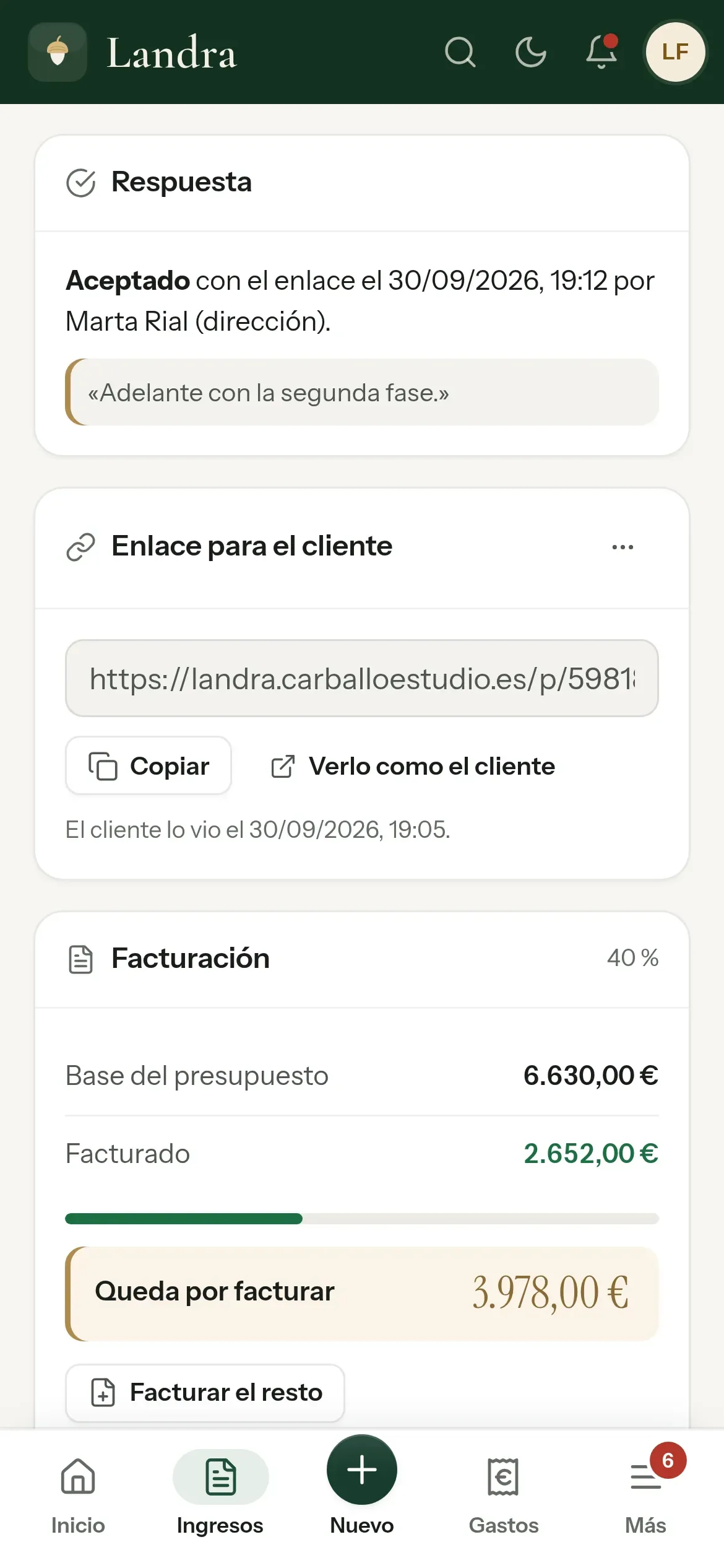 El mismo presupuesto en Landra, en el móvil: aceptado con el enlace el 30 de septiembre a las 19:12 por Marta Rial, de dirección; el enlace para el cliente, que dice que lo vio ese día a las 19:05, y la facturación: el 40 % facturado y 3.978 euros por facturar.