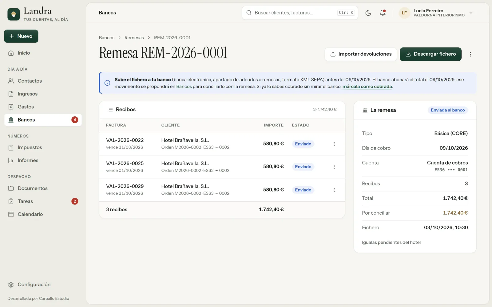 Una remesa de domiciliaciones en Landra: tres recibos de un cliente, cada uno con su orden de domiciliación, que suman 1.742,40 euros; el aviso de subir el fichero al banco antes del 6 de octubre para cobrarlo el 9, y los botones para descargar el fichero e importar las devoluciones.