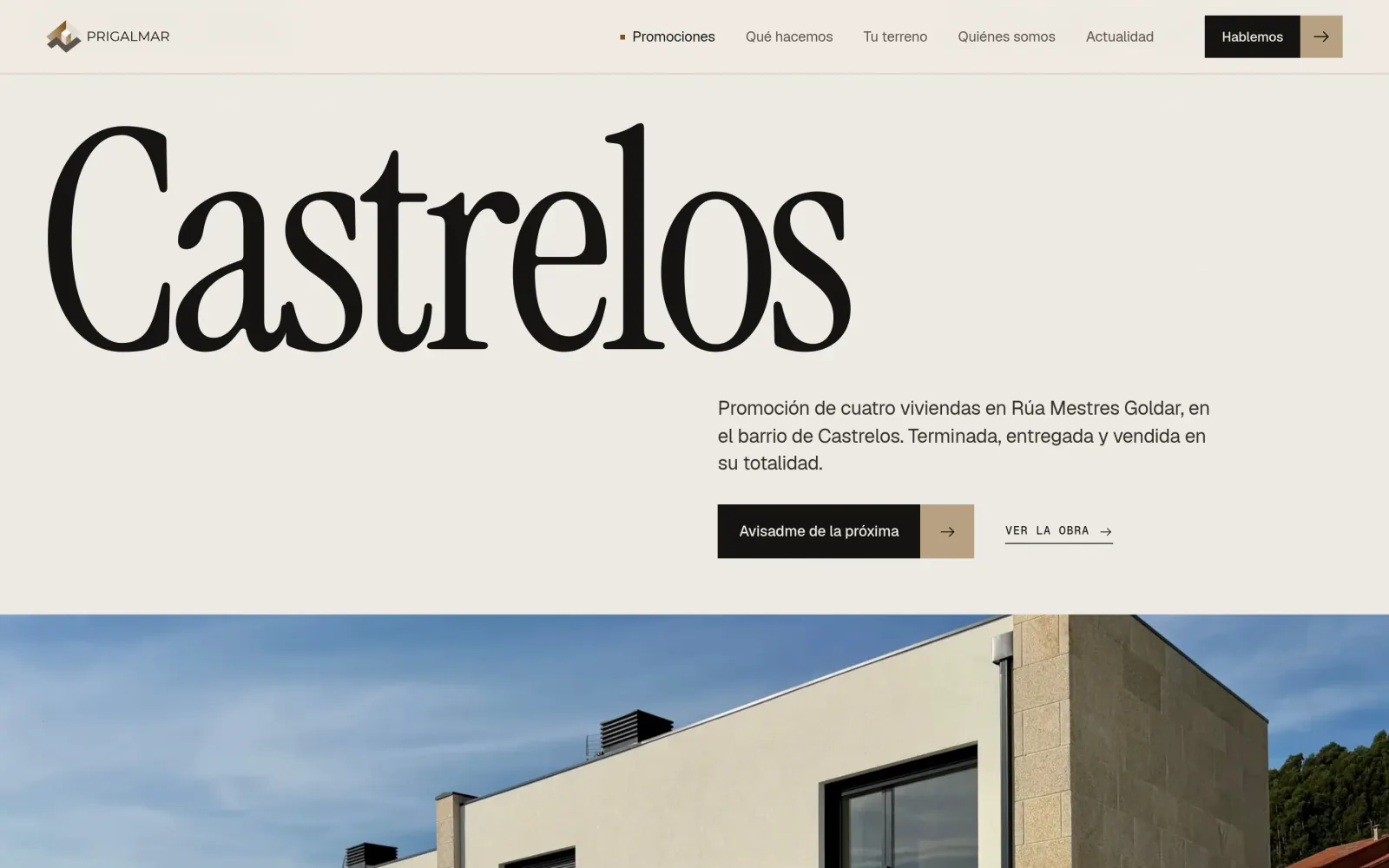 La cabecera de la ficha de Castrelos: el nombre de la promoción a todo lo ancho, su descripción con el botón para que avisen de la próxima y, debajo, la fotografía de las viviendas terminadas.