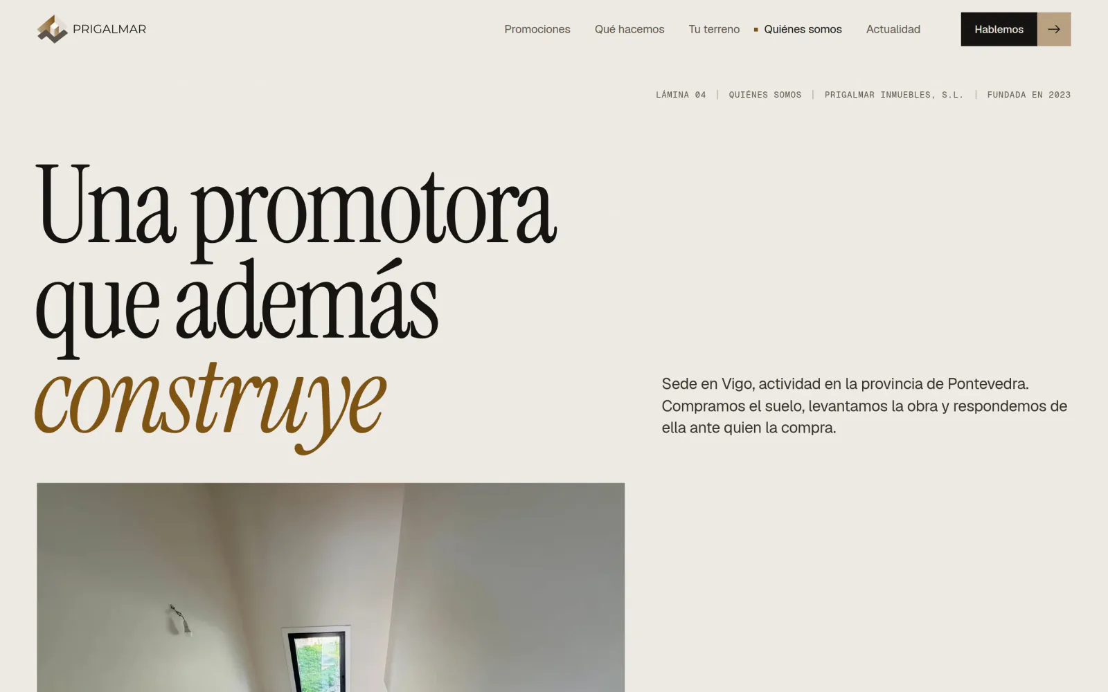 La página «Quiénes somos» de Prigalmar: «Una promotora que además construye», con la sede y lo que hacen a la derecha y una fotografía de la obra debajo.