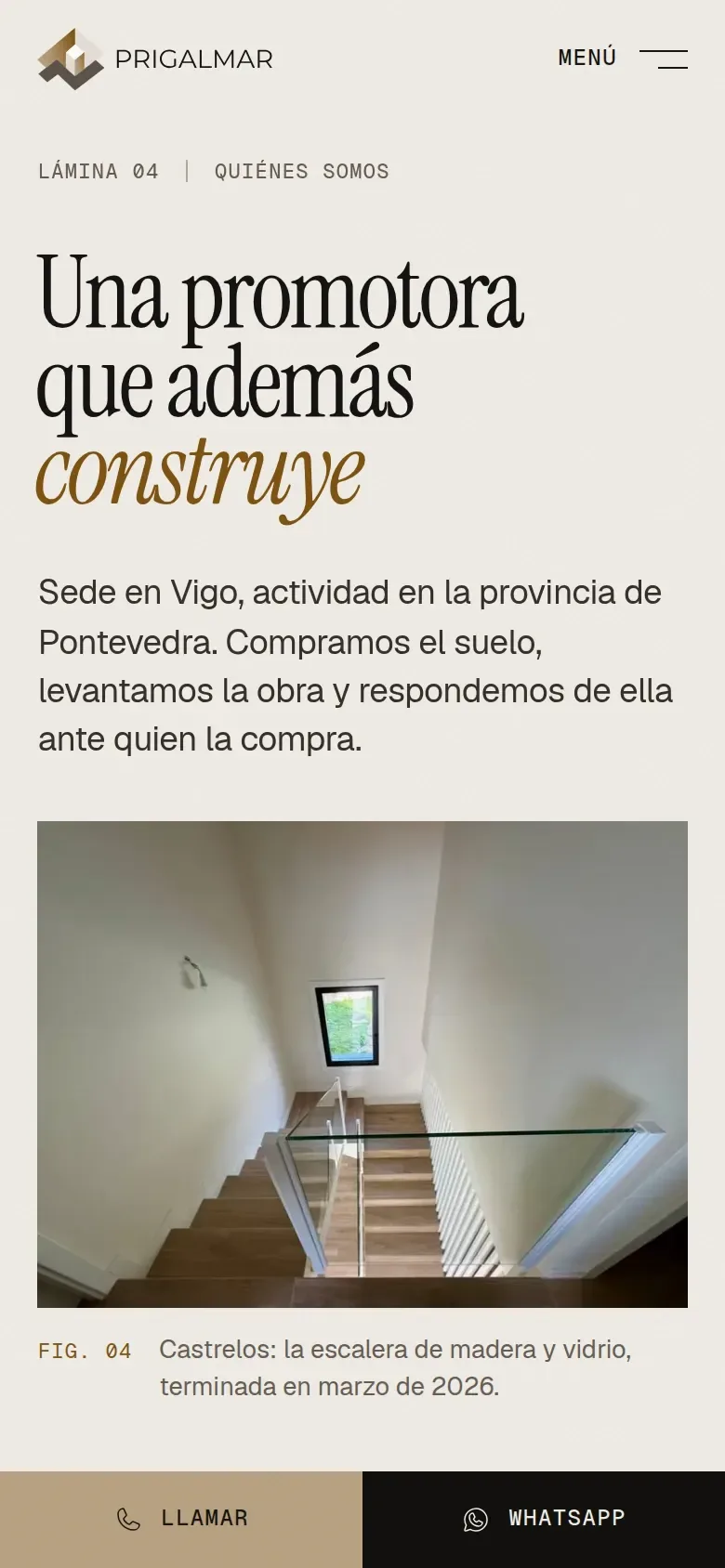 La página «Quiénes somos» de Prigalmar en el móvil: «Una promotora que además construye», lo que hacen y la fotografía de la escalera de madera y vidrio de Castrelos con su pie.