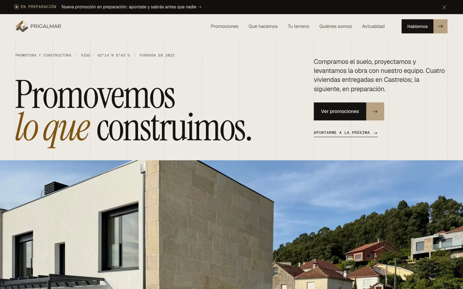 Portada de la web de Prigalmar: «Promovemos lo que construimos» y, a la derecha, lo que hacen y el botón para ver las promociones; debajo, a todo el ancho, la fotografía de las viviendas de Castrelos.