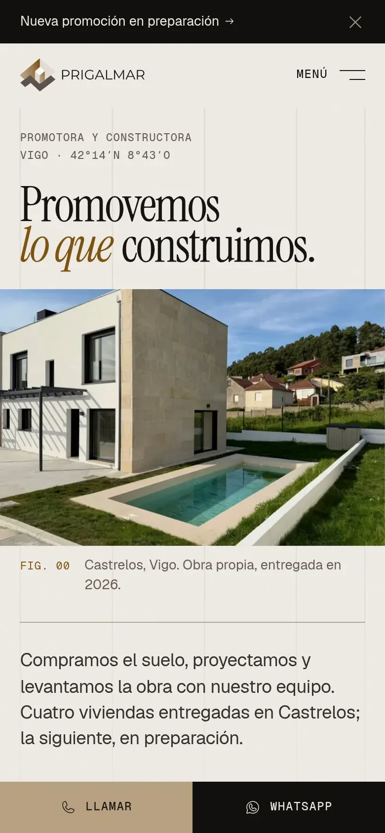 La portada de Prigalmar en el móvil: el titular, la fotografía de la piscina y las viviendas de Castrelos con su pie y, abajo, los botones fijos para llamar o escribir por WhatsApp.